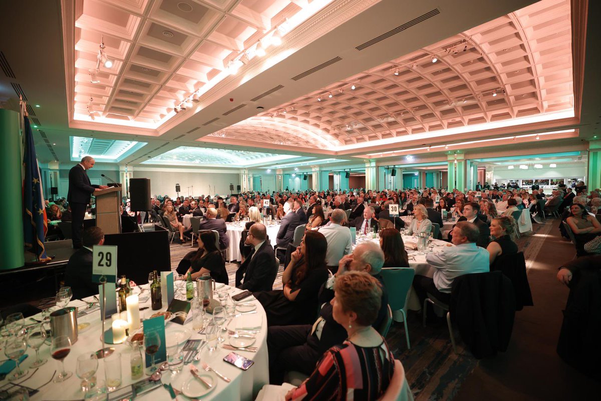 fiannafailparty's tweet photo. Wonderful to see the 1,200 Fianna Fáil members and friends gather for our annual Cairde Fáil dinner. The vigour and strength in our Party is demonstrated by the largest gathering in over ten years, celebrating progress made, while remaining focused on our vision for the future. https://t.co/6o72bi0rqJ
