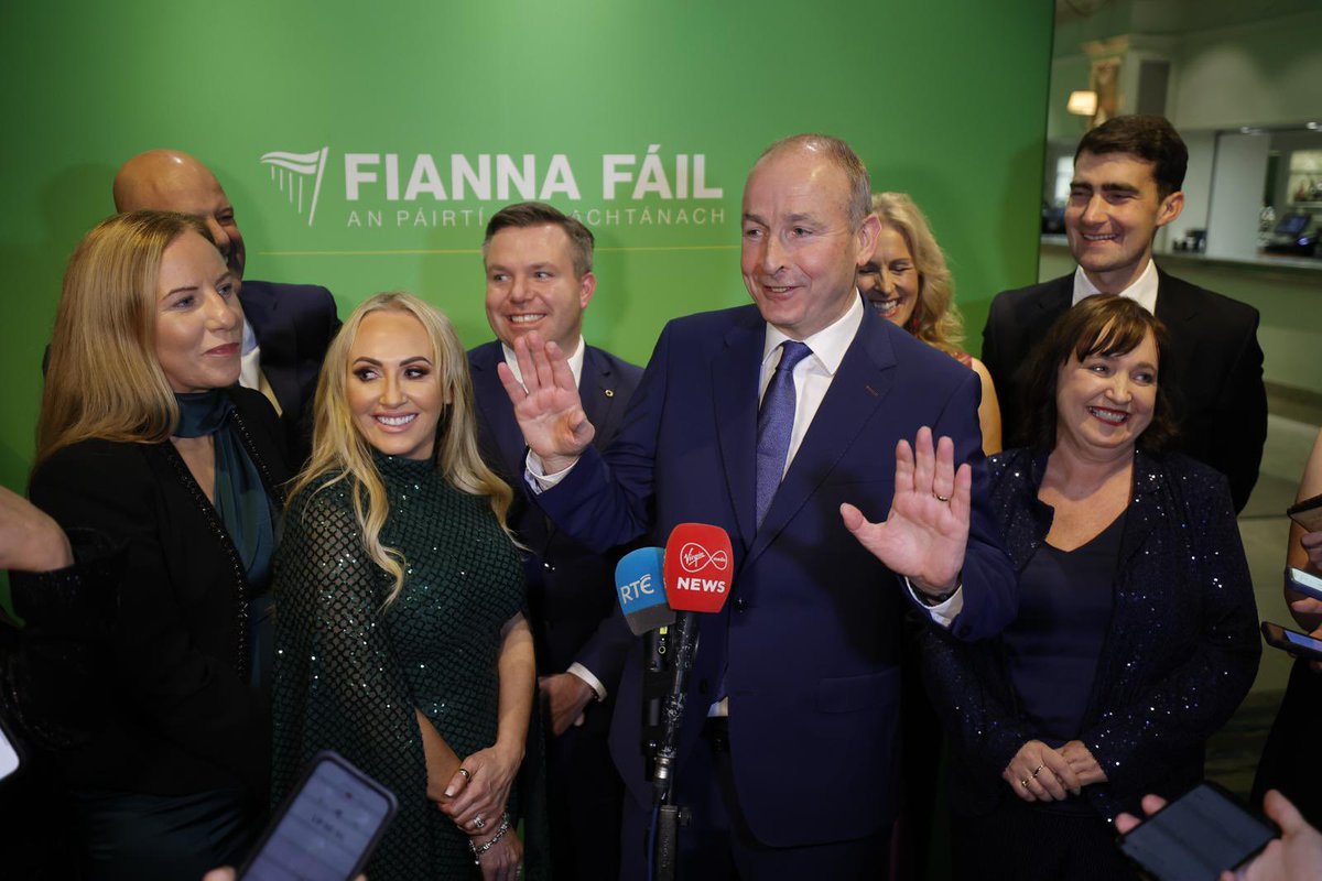 fiannafailparty's tweet photo. Wonderful to see the 1,200 Fianna Fáil members and friends gather for our annual Cairde Fáil dinner. The vigour and strength in our Party is demonstrated by the largest gathering in over ten years, celebrating progress made, while remaining focused on our vision for the future. https://t.co/6o72bi0rqJ