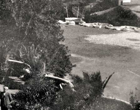 Hola. Faig un fil... Irrefutable. Una fotografia del MUHBA, datada 30 de maig de 1909. s'està començant el banc pel cantó O. "El Park Güell i els seus orígens" p. 175 <a href="/Criticartt/">Beli Artigas</a> <a href="/efemarq/">Efemèrides d'Arquitectura</a> <a href="/ArxiuEtsaBGaudi/">Arxiu EtsaB · Càtedra Gaudí</a> <a href="/MNACTEC/">Museu Ciència Cat</a>