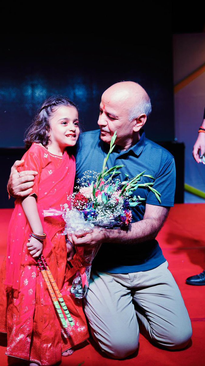 msisodia's tweet photo. पटपड़गंज विधानसभा में #Dandiya उत्सव

#MayurViharPhase2, पॉकेट E की RWA अध्यक्ष दविंदर जूटला मैडम और उनकी टीम द्वारा आयोजित ये कार्यक्रम बहुत ही शानदार था। पूरी टीम को बहुत- बहुत बधाई। देख कर लग ही नहीं रहा था कि ये प्रोग्राम मात्र पिछले साल ही आयोजित होना शुरू हुआ है और वह भी स्थानीय RWA और उनकी टीम के द्वारा आयोजित हो रहा है। 

पूरे कार्यक्रम का नजारा ऐसा था मानो बहुत बड़ी प्रोफेशनल कंपनी कोई बड़ा प्रोग्राम आयोजित करती है। चारों तरह डांडिया की धूम में हज़ारों बच्चे और बुजुर्ग डांडिया के रंग में डूबे हुए थे। इतना बेहतरीन आयोजन करने वाली टीम को बहुत - बहुत बधाई