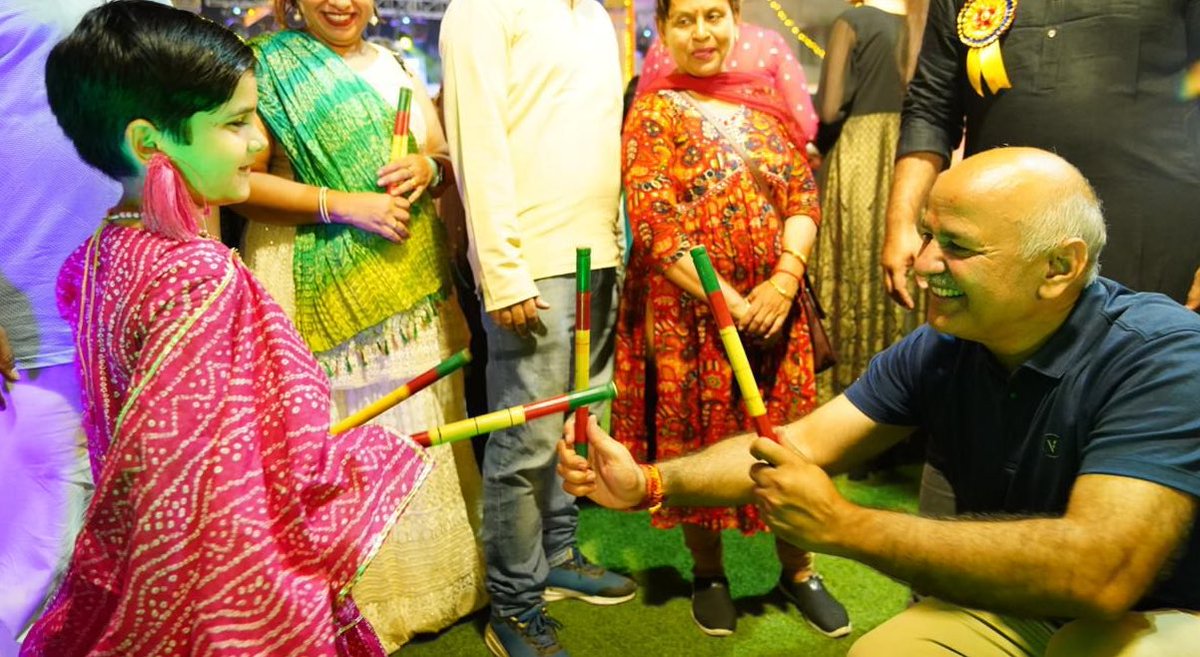 msisodia's tweet photo. पटपड़गंज विधानसभा में #Dandiya उत्सव

#MayurViharPhase2, पॉकेट E की RWA अध्यक्ष दविंदर जूटला मैडम और उनकी टीम द्वारा आयोजित ये कार्यक्रम बहुत ही शानदार था। पूरी टीम को बहुत- बहुत बधाई। देख कर लग ही नहीं रहा था कि ये प्रोग्राम मात्र पिछले साल ही आयोजित होना शुरू हुआ है और वह भी स्थानीय RWA और उनकी टीम के द्वारा आयोजित हो रहा है। 

पूरे कार्यक्रम का नजारा ऐसा था मानो बहुत बड़ी प्रोफेशनल कंपनी कोई बड़ा प्रोग्राम आयोजित करती है। चारों तरह डांडिया की धूम में हज़ारों बच्चे और बुजुर्ग डांडिया के रंग में डूबे हुए थे। इतना बेहतरीन आयोजन करने वाली टीम को बहुत - बहुत बधाई