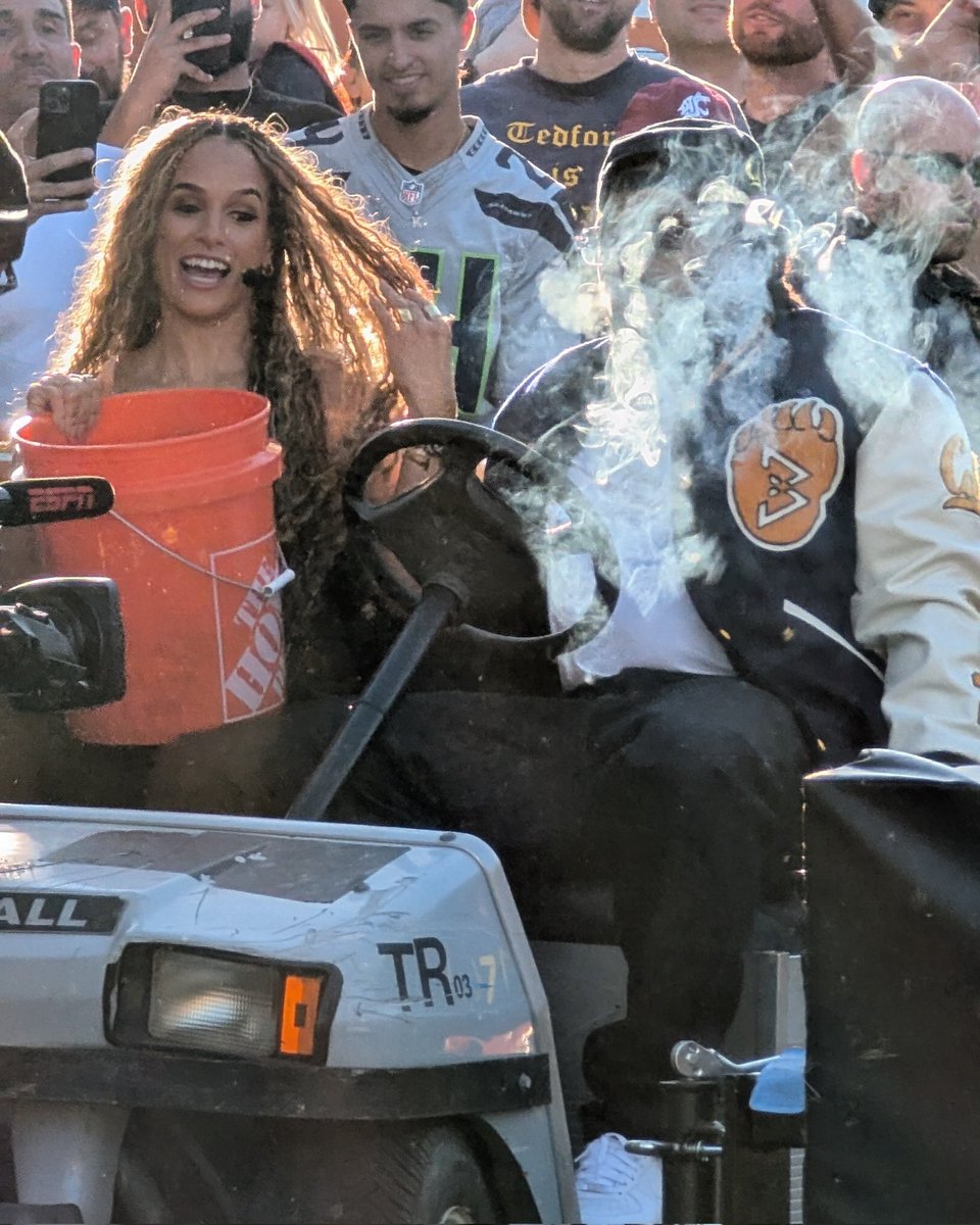 nosoupforgeorge's tweet photo. More pics of Marshawn Lynch from College GameDay in Berkeley. 💨💨💨 https://t.co/GIqVZDMduC