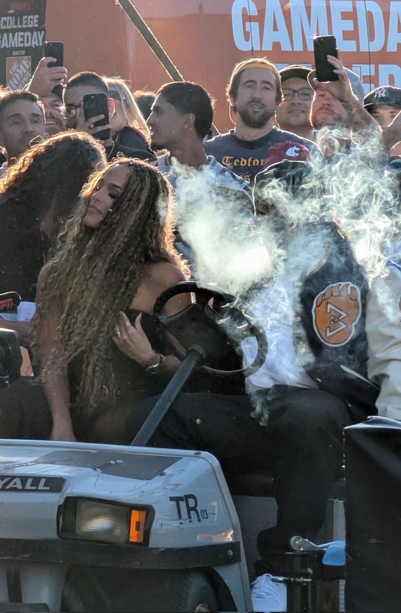 nosoupforgeorge's tweet photo. More pics of Marshawn Lynch from College GameDay in Berkeley. 💨💨💨 https://t.co/GIqVZDMduC