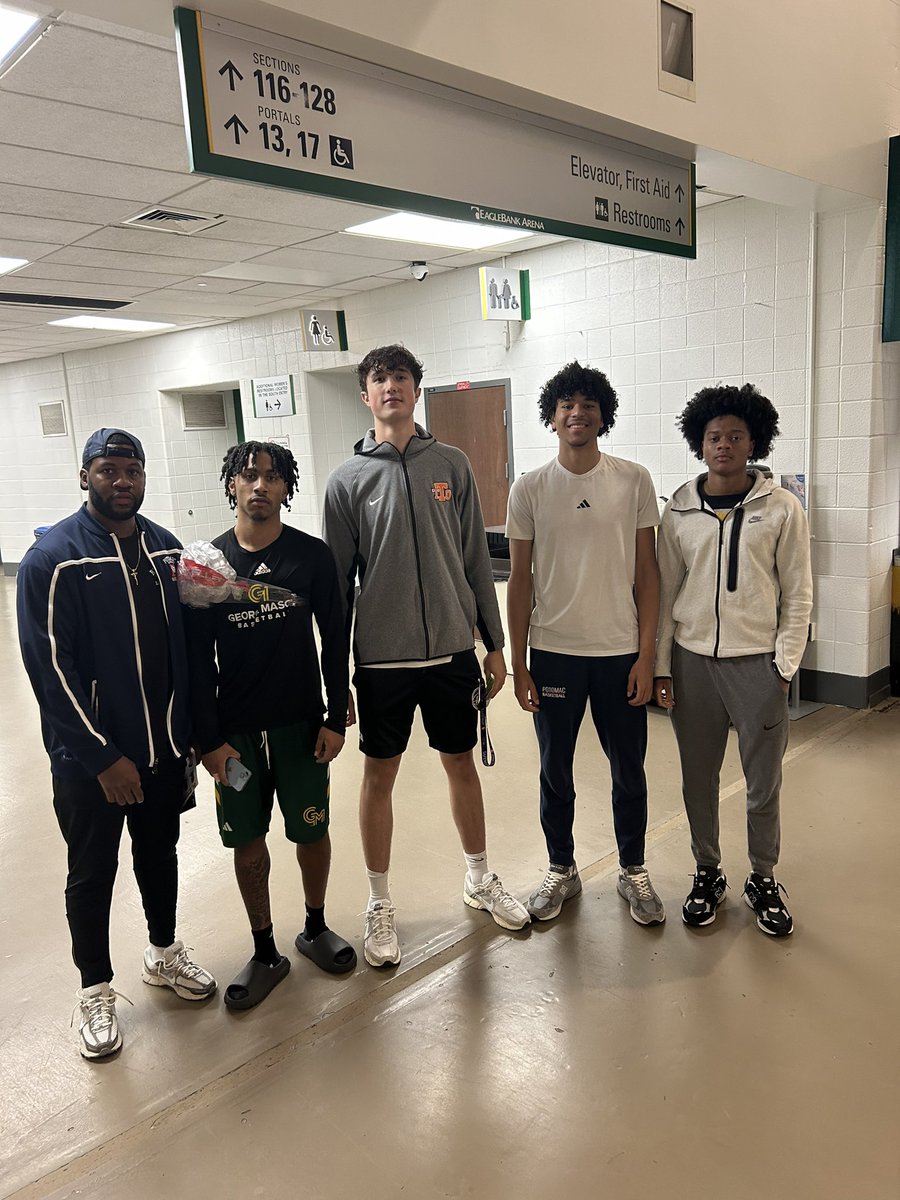 Enjoyed picking up gems at George Mason’s practice this morning. Excited to see the staff and players put a great run together this season. Was great for the guys to see what High Level A-10 basketball looks like. 
My old PG1 Jeremiah Quigley dropping gems on the guys. 💪🏾
