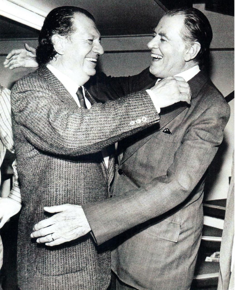 Grandes momentos producen grandes personas. El abrazo alborozados de Ricardo Lagos y Patricio Aylwin la noche del 5 de octubre de 1988 anuncia la unidad política más fructífera para Chile en su historia