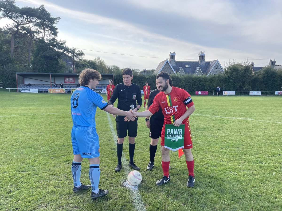 cpdyfelinheli's tweet photo. Maeโn penwythnos Chwarae Teg ac roedd Felin a @ConwyBoroughFC wedi dangos ein cefnogaeth iโr ymgyrch cyn ein gรชm heddiw. Roedden ni hefyd yn falch i dderbyn ein gwobr Chwarae Teg am y tymor diwethaf. #fawfairplay #PAWBvalues @fawales https://t.co/2DVo5wH0ug