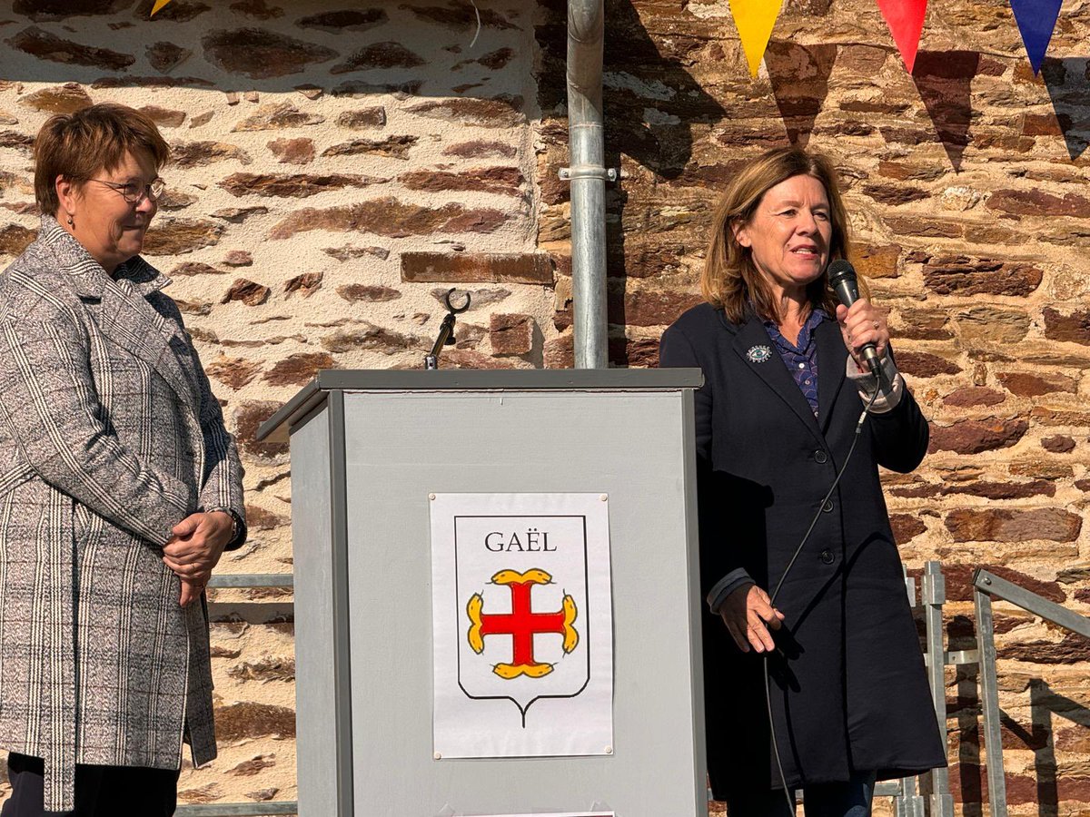 Sy_robert's tweet photo. Quel bonheur d’inaugurer une médiathèque ! Sous un un beau soleil d’automne des habitants se retrouvent pour fêter un lieu de connaissances , de vie et de libertés ! Bravo au maire de #gaël pour ce bel équipement public et merci aux bénévoles   @claudia_rouaux #loirobert https://t.co/BsVuEoIpXw