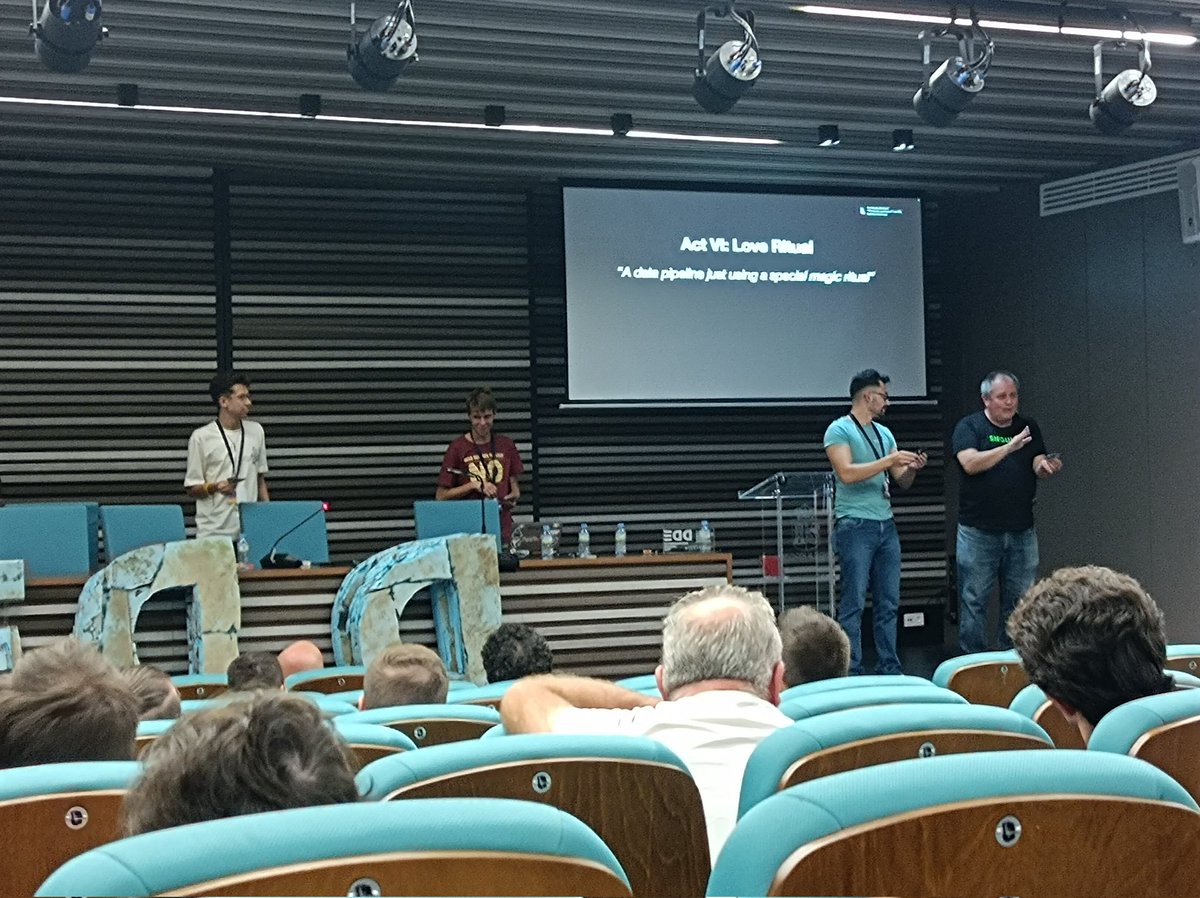 Tremenda la sesion de <a href="/juantomas/">juantomas (mAGIa is coming )</a> para finalizar el #EDD24 "AI is MagIA"
😁😁😁😁😁
La magia no existe son las....IA