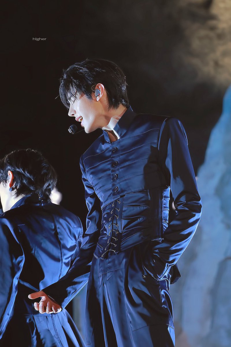 WONFAlRY's tweet image. thank you to the stylist for putting him in a corset