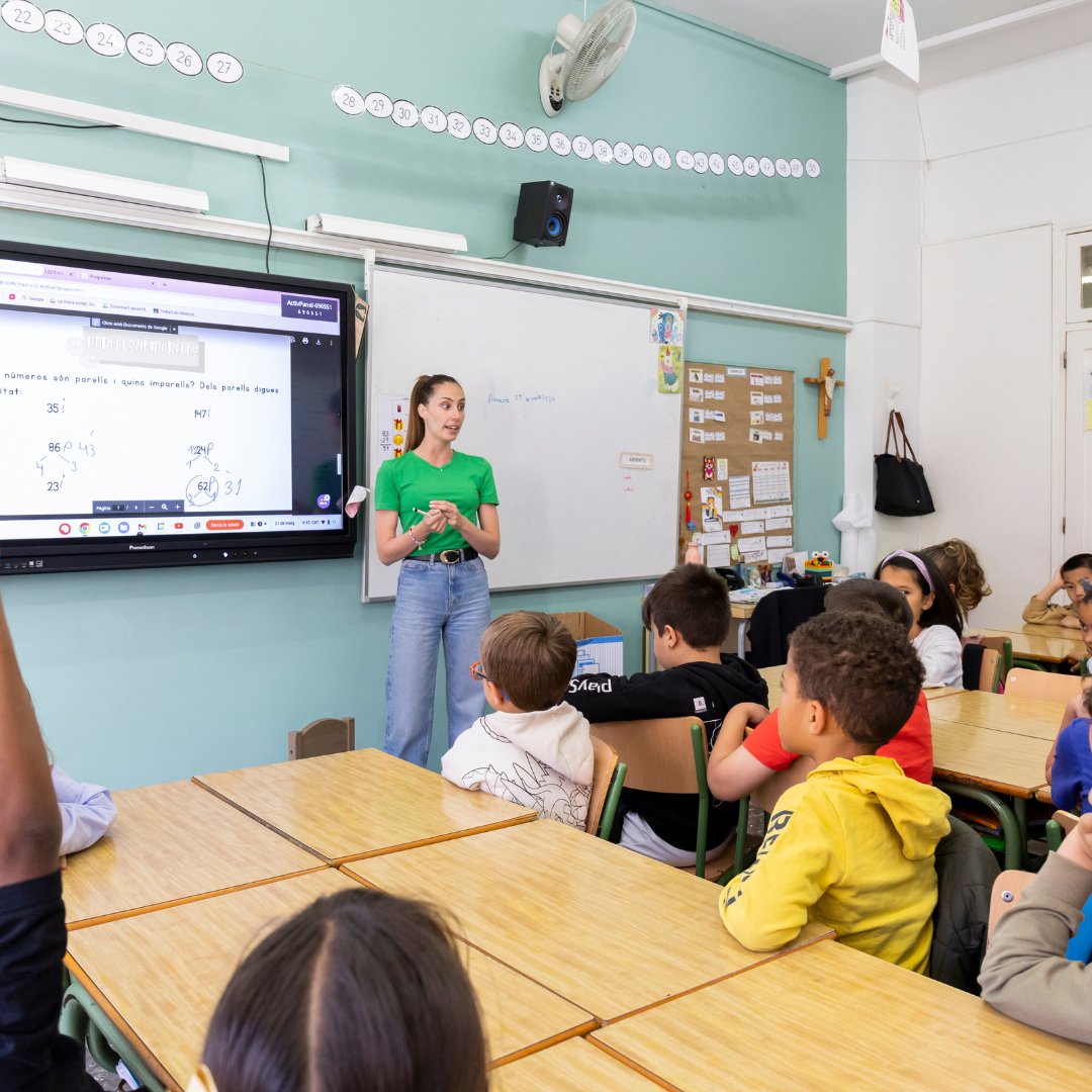 Ser docent és més que ensenyar: és inspirar i acompanyar! 👩‍🏫👨‍🏫 Ajudem els alumnes a créixer com a persones responsables i respectuoses. Veure'ls créixer dona sentit a la nostra feina. ❤️ Feliç Dia del Docent! #docent #diadeldocent #lestonnac #mollet