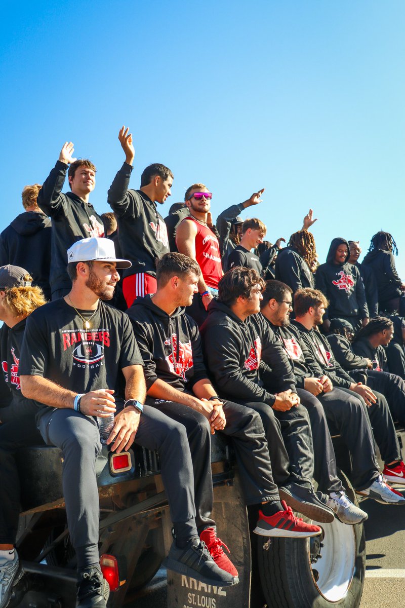 Kicked off homecoming with a parade this morning!

#RRR x #WinTheDay