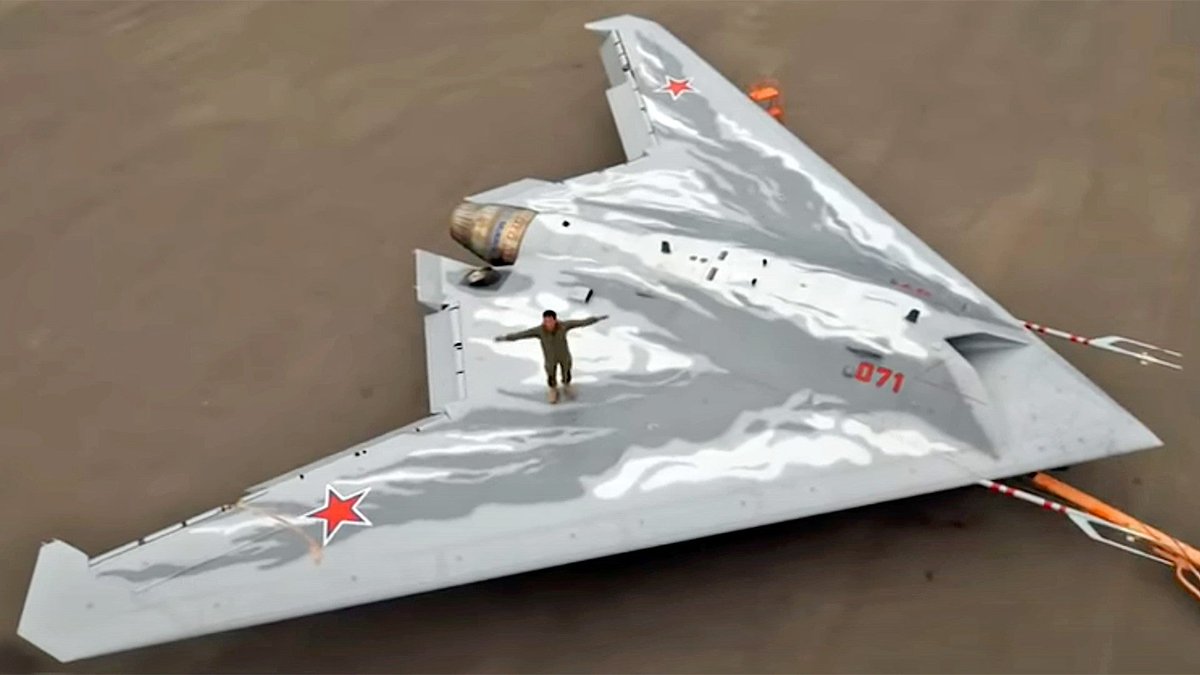 WillAmateurish's tweet photo. Stamane nel cielo dell'oblast ucraino di Donetsk, forse per fuoco amico, abbattuto uno dei più avanzati e insoliti velivoli russi: un'ala volante stealth senza pilota Sukhoi S-70 Okhotnik-B, capace di eccezionali prestazioni aerodinamiche. Un vero #Ufo, interessante per la #NATO https://t.co/q3VwQw9e6u