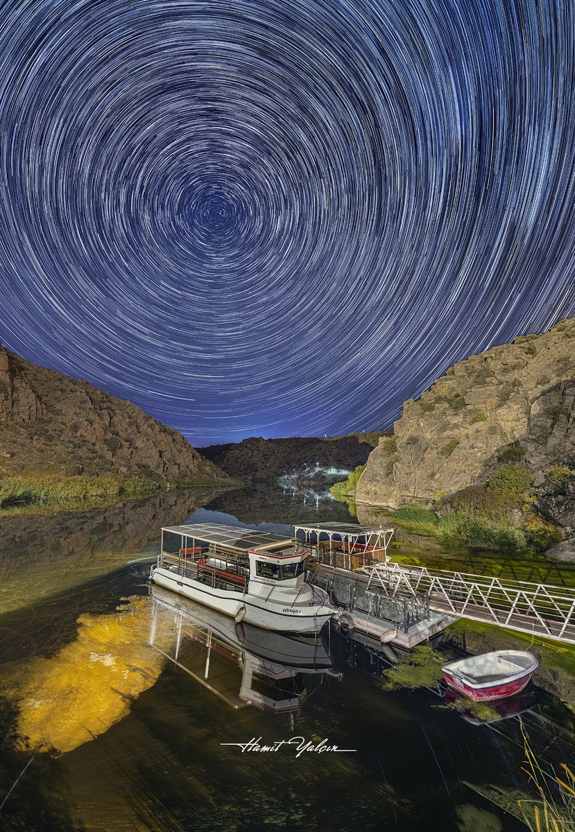 Dün akşamdan çektiğimiz Çeşnigir Kanyonu çoklu yıldız pozlamamız. 
İlk defa Nikon dışında giren Sony A7 R5'İ kullanmış ve denemiş olduk.
Sonuç bizi ziyadesiyle mutlu etti.
200 adet sıralı pozlamanın birleşmesi.
Mutlu akşamlar olsun...