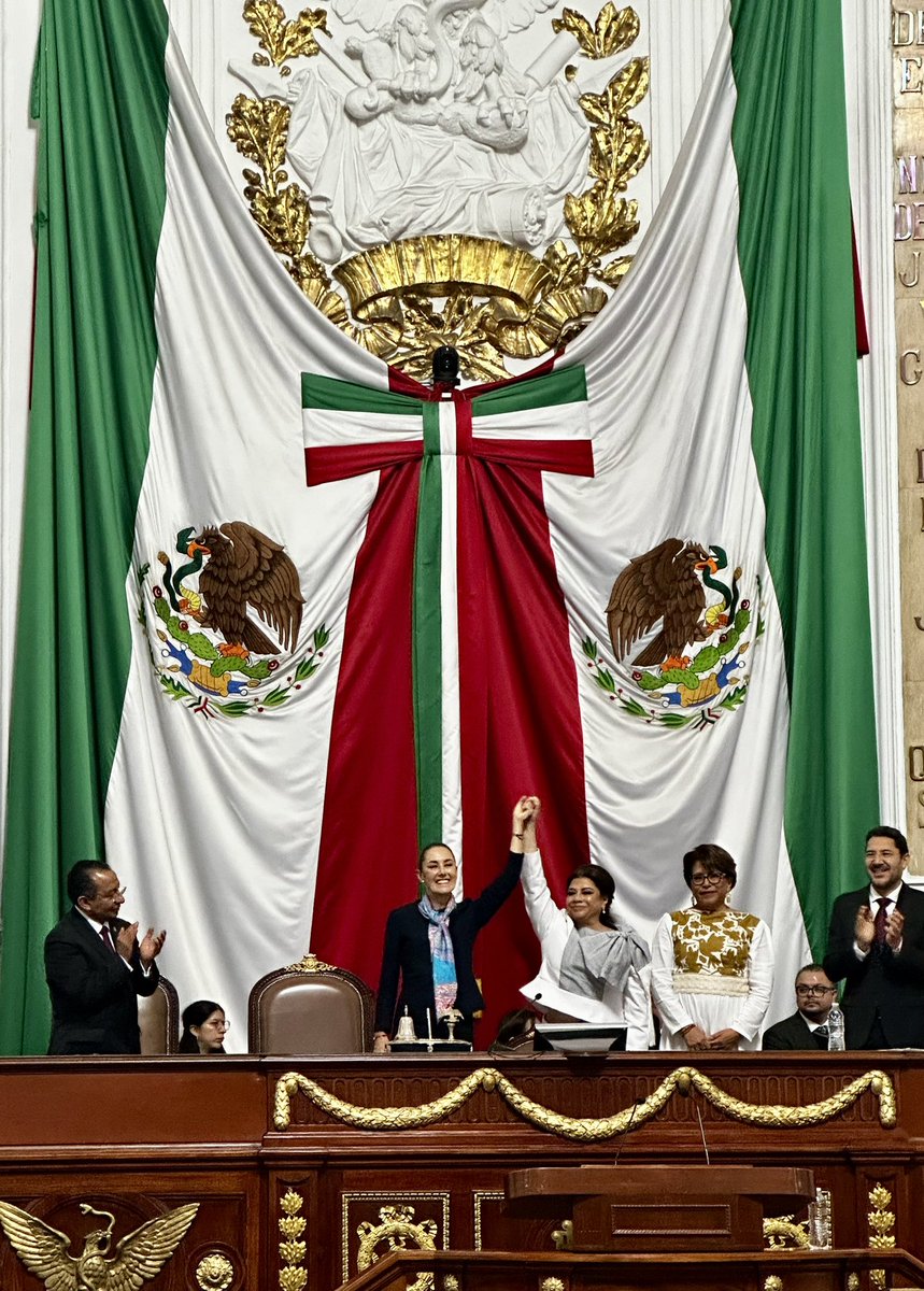 ElviDanielKZ's tweet photo. Esta mañana vivo la historia que millones mujeres soñamos. Hoy #EsTiempoDeMujeres, se me llenan los ojos de lágrimas al ver a la #PresidentAdeMéxico @Claudiashein de la mano en la toma de Protesta de nuestra #JefaDeGobierno @ClaraBrugadaM muy ilusionada de todo lo que viene ♥️🩷 https://t.co/Of3ObN2wdA
