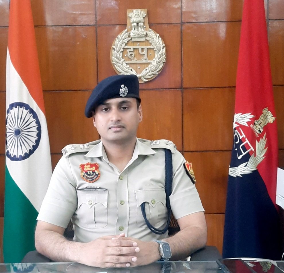 #थ्री लेयर में ईवीएम की सुरक्षा, पुलिस 24 घंटे रहेगी तैनात; एसपी श्री लोकेंद्र सिंह IPS

"विधानसभा आम चुनाव मतदान के बाद सभी ईवीएम को स्ट्रांग रूम में सील कर दिया गया है, आर्य कॉलेज व स्कूल में जिला की चारों विधानसभाओं की ईवीएम के लिए स्ट्रांग रूम बनाए गए है"

<a href="/police_haryana/">Haryana Police</a>