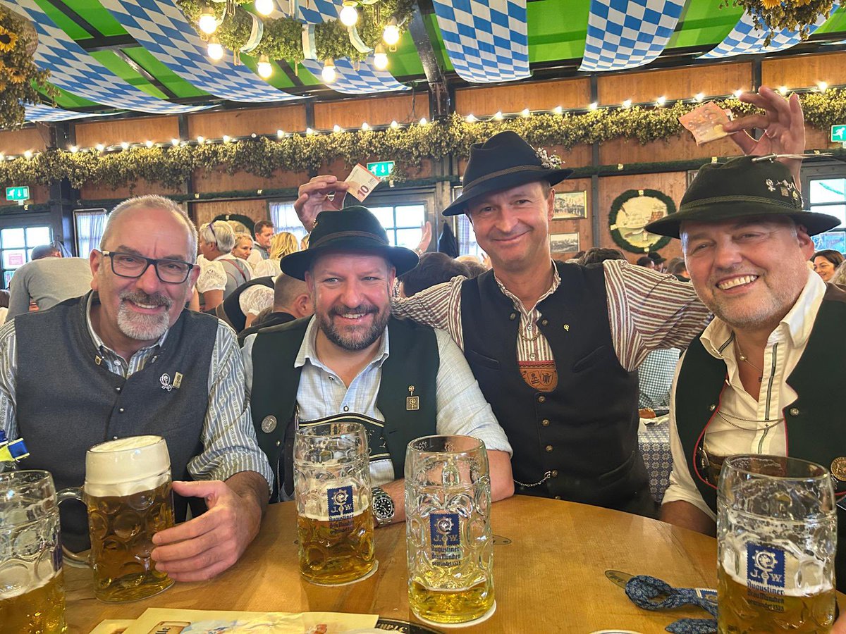 A Gruaß vom oanzign rundn Tisch auf unsra Wiesn. 🎠🥨

s‘Lebn is schee. 🤩

Brav bleim, gråd so wia i. 😌

#Wiesn 🍻