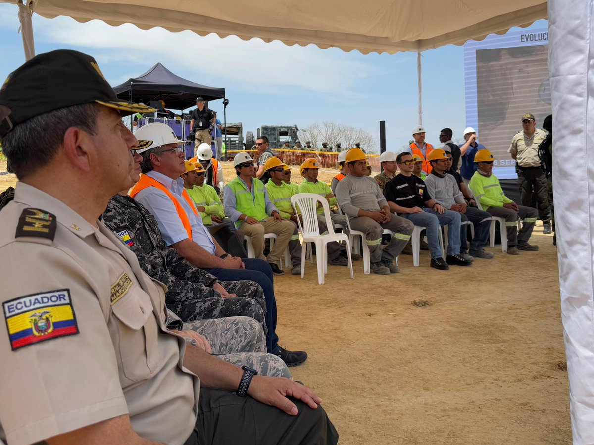gobersantaelena's tweet photo. @DanielNoboaOk visitó la provincia para recorrer la “Cárcel El Encuentro” donde verificó el avance que se ubica en un 12%, luego en la comuna Manantial de Guangala donde dio a conocer las acciones que se ejecutan a través de la EPA para garantizar el agua

#ElNuevoEcuadorResuelve https://t.co/rfzE92CA0U
