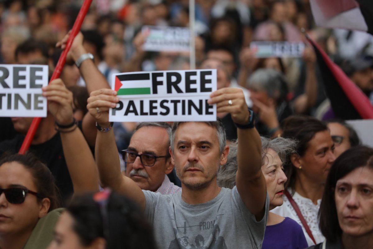 ElSaltoDiario's tweet photo. Miles de personas secundan la protesta en Madrid contra el #genocidio en #Palestina en un fin de semana de protestas en todo el Estado. 

https://t.co/Yt1zFpDfE7
Fotos: @Dafernicola https://t.co/KFfQKXp4C6
