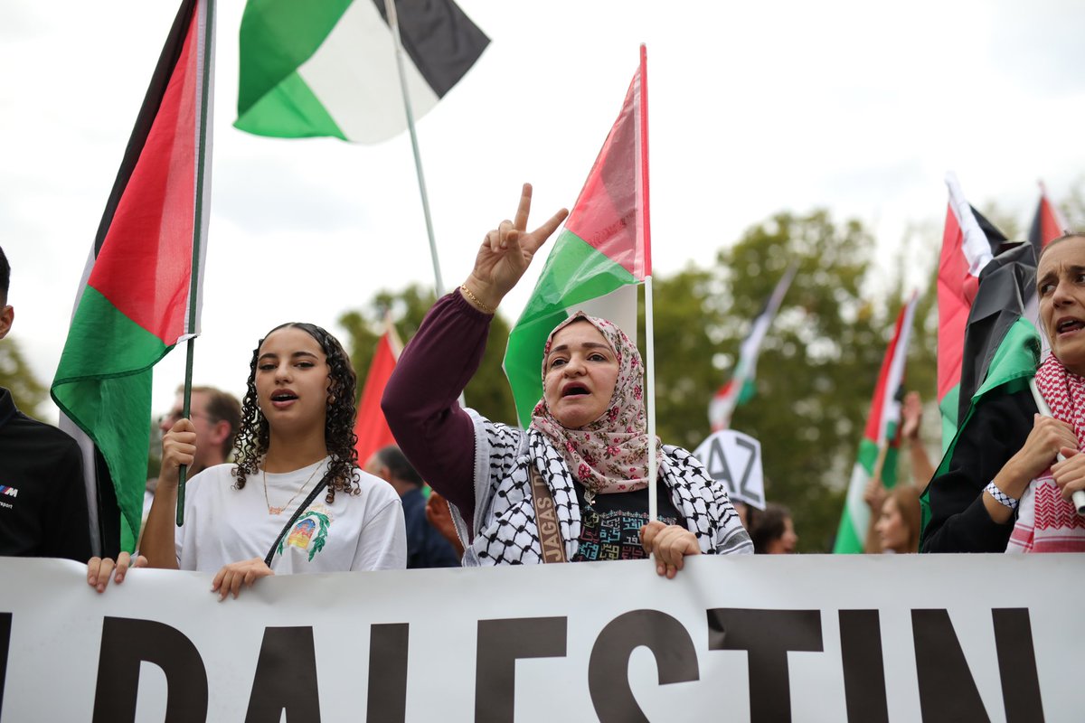 ElSaltoDiario's tweet photo. Miles de personas secundan la protesta en Madrid contra el #genocidio en #Palestina en un fin de semana de protestas en todo el Estado. 

https://t.co/Yt1zFpDfE7
Fotos: @Dafernicola https://t.co/KFfQKXp4C6