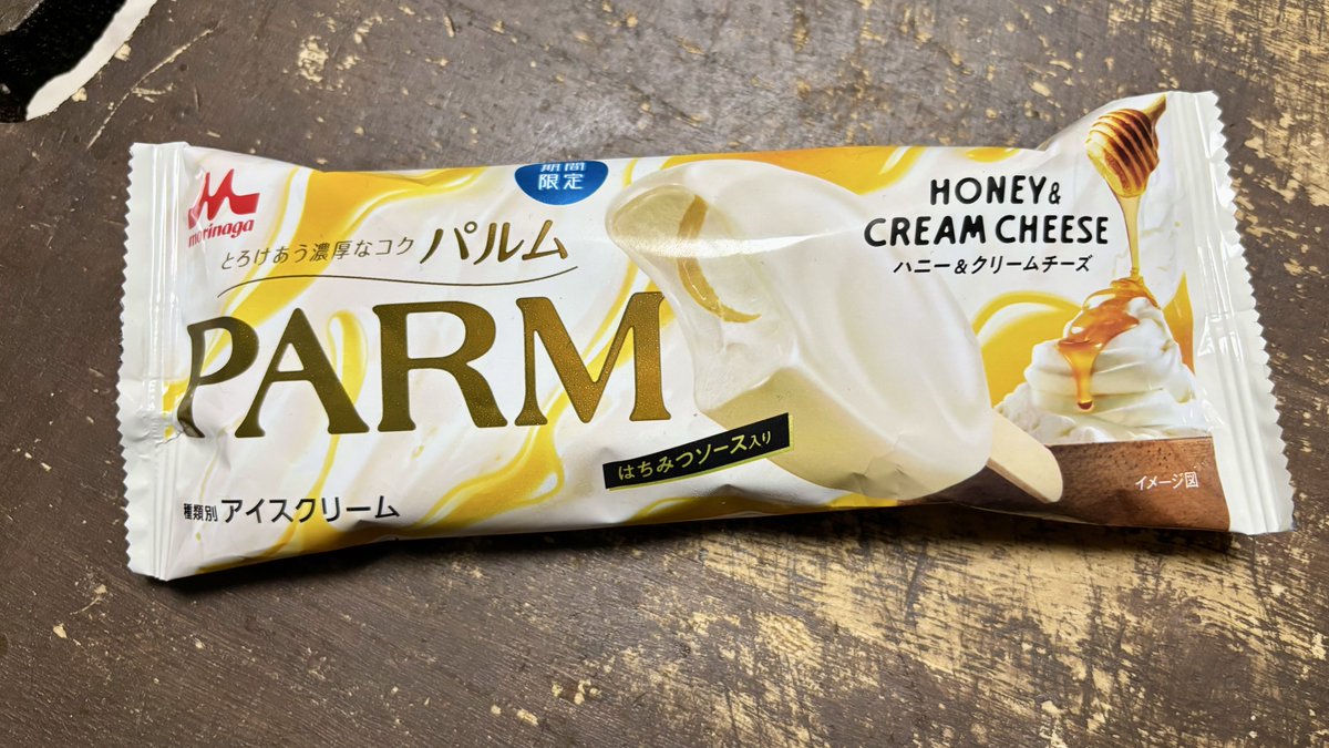 t0myuma's tweet photo. 本日のアイスは森永『パルム ハニー&クリームチーズ』
大人の味〜美味しい!相変わらずのチョココーティングの口溶けの絶妙さ✨ソースが混ざらないようにマーブル状に配置されてるので蜂蜜独特のエグ味みたいなのも仄かに感じられて甘いだけじゃなくコクもあってクリームチーズと相性良い〜😋 #iceym https://t.co/5fnzgjM4k6