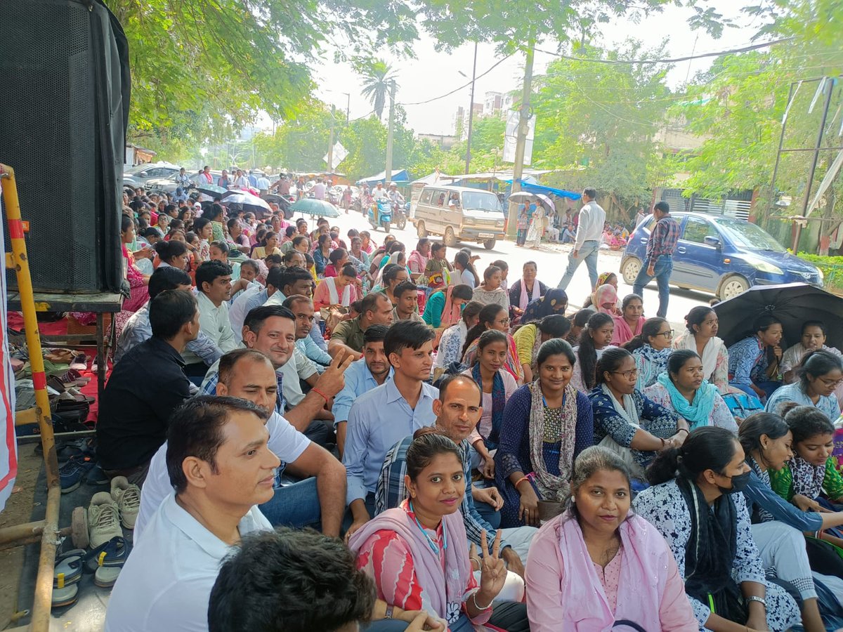 CHO_INDIAa's tweet photo. झारखंड के सभी सामुदायिक स्वास्थ्य पदाधिकारी अपनी मांगों को लेकर पिछले 13दिन से धरना स्थल नेपाल हाउस के सामने बैठे हुए हैं लेकिन अभी तक सरकार की तरफ से कोई भी प्रतिनिधि धरना स्थल पर नही आया है हमारा माननीय मुख्यमंत्री @HemantSorenJMM जी से निवेदन है की हमारी सभी मांगे मानी जाए । https://t.co/9LfIcbQJJy
