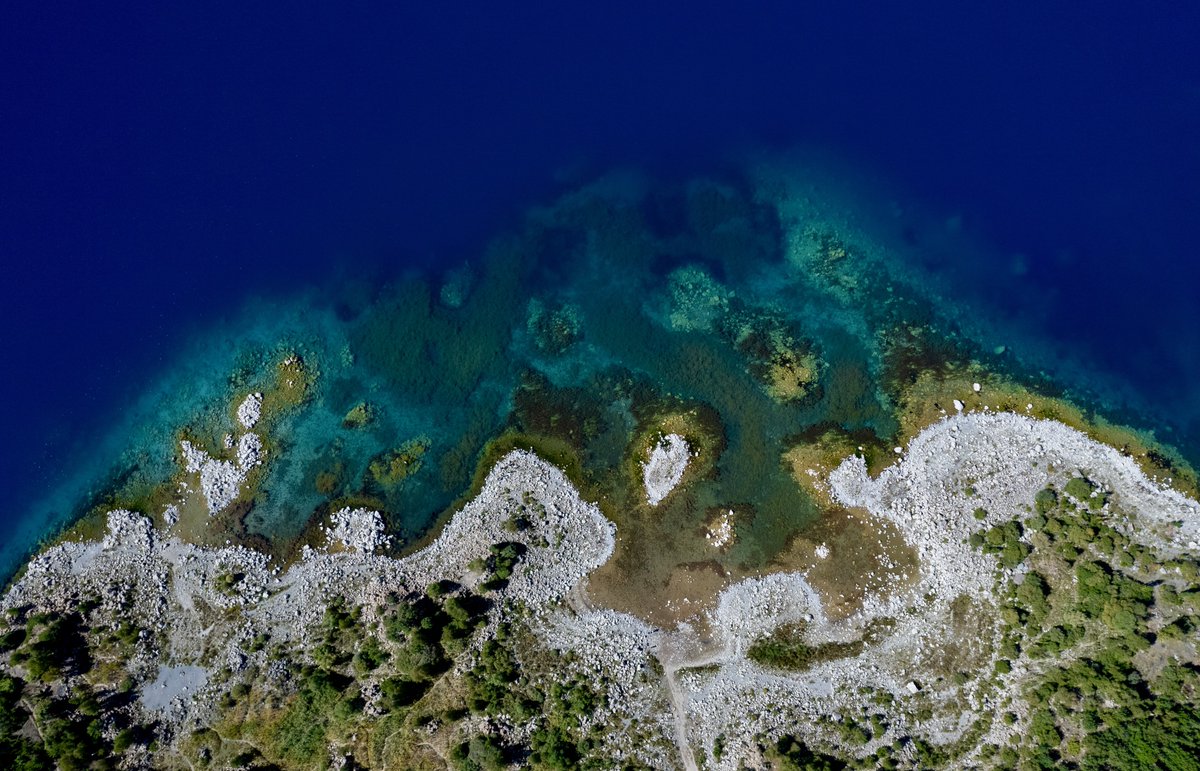 Bir krater gölüne tepeden bakış.
Nemrut Gölü-Bitlis
