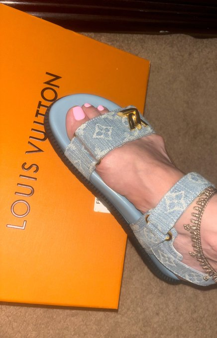 2 pic. Wanna suck my toes? https://t.co/Ac5eqzOFkT