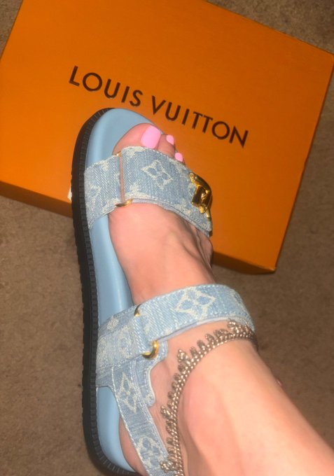 1 pic. Wanna suck my toes? https://t.co/Ac5eqzOFkT