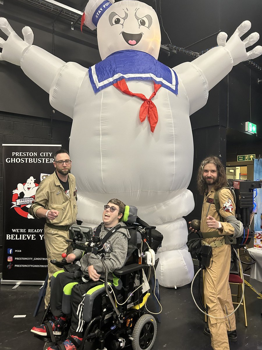 I had lovely time at Preston comic con this afternoon <a href="/christinartnd/">Christina Rotondo</a> @artofbaz <a href="/mattcampbell195/">Matthew Campbell</a>