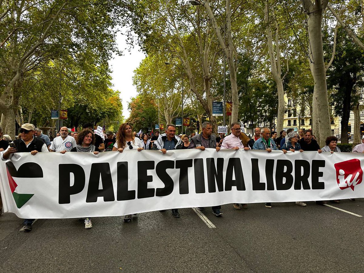 IzquierdaUnida's tweet photo. 🇵🇸 Madrid vuelve a llenar las calles para exigir el fin del genocidio que Israel está cometiendo contra Palestina, y los ataques y asesinatos en países colindantes.

Vamos muy tarde en la suspensión de todo tipo de relaciones con Israel. Los Derechos Humanos son innegociables. https://t.co/YPpdnBJMBt
