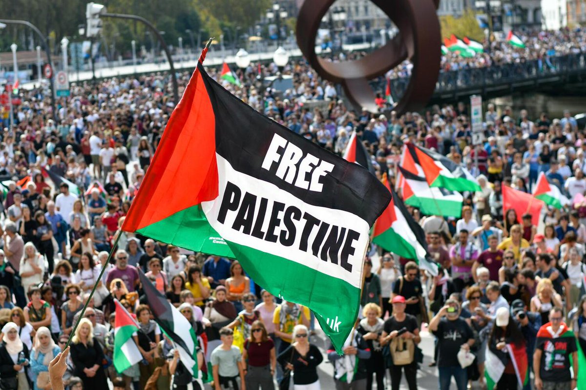 Miles de personas en Bilbao piden boicotear a las empresas y gobiernos cómplices con el sionismo israelí

“El genocidio no es fruto de una fascistización momentánea o de una locura de Netanyahu, sino que lleva ocurriendo 70 años”, se ha leído en un manifiesto que llama a defender