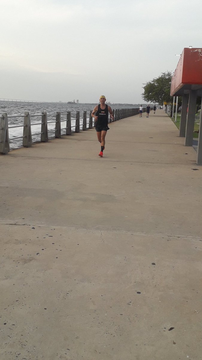 rose291177's tweet photo. @YobaniQuintero Mi hermano entrenando🏃🏻‍♂️ en la vereda del lago. Mcbo-Vzla. 🇻🇪 https://t.co/cgszxrYnL2