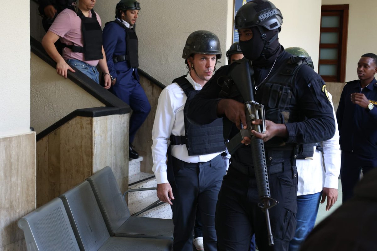 ElDia_do's tweet image. Operación Camaleón: Hugo Beras y Jochi Gómez son trasladados a sala de audiencias eldia.com.do/operacion-cama… #CasoCamaleón #semáforos #corrupción #HugoBeras #JochiGómez