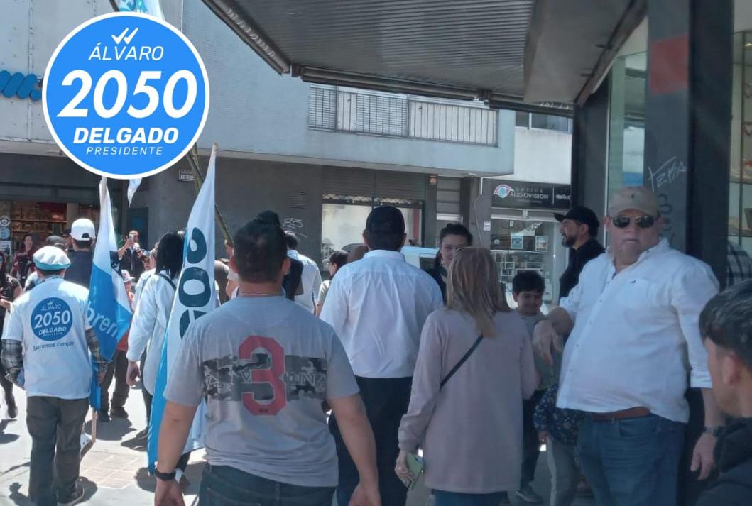 JRadiccioni's tweet photo. Con El futuro Presidente recorriendo Pando.
@alvarodelgadouy
#Lista2050 https://t.co/Zj0KmnHVfy