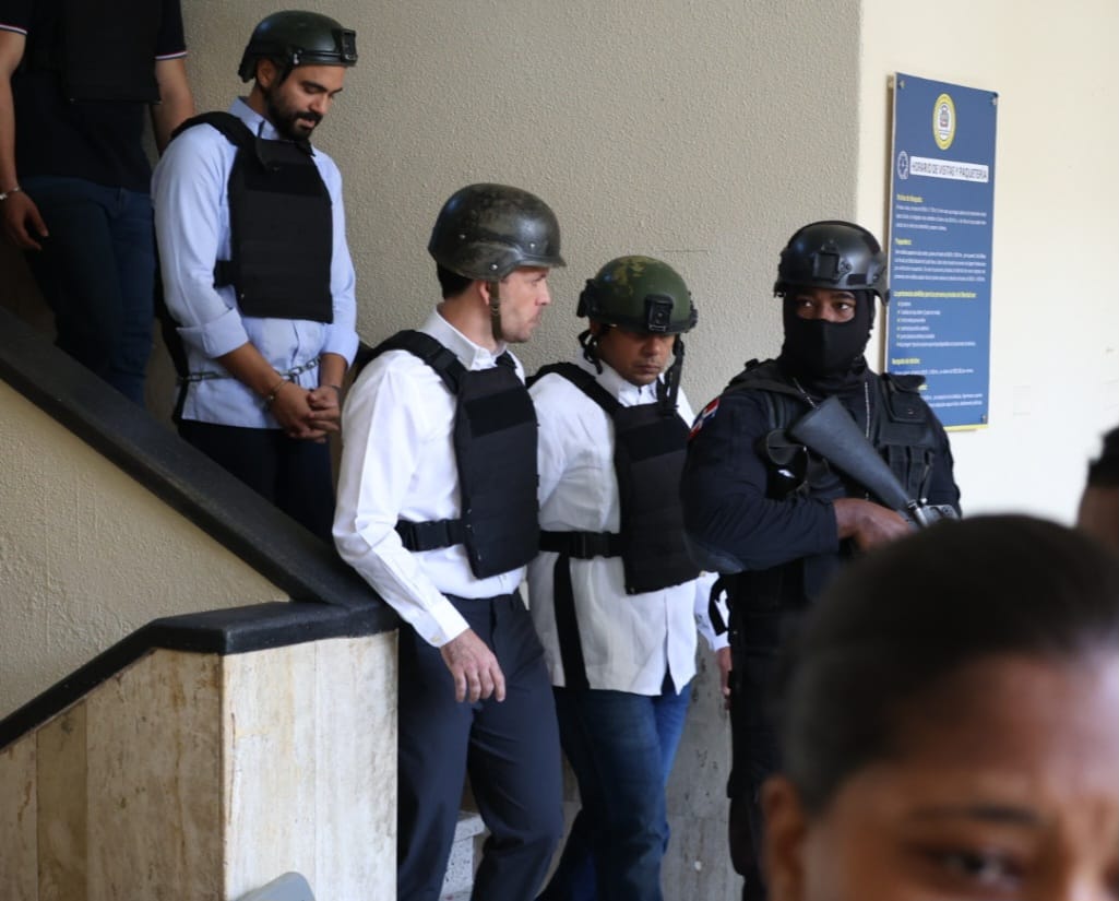 ElDia_do's tweet image. Operación Camaleón: Hugo Beras y Jochi Gómez son trasladados a sala de audiencias eldia.com.do/operacion-cama… #CasoCamaleón #semáforos #corrupción #HugoBeras #JochiGómez