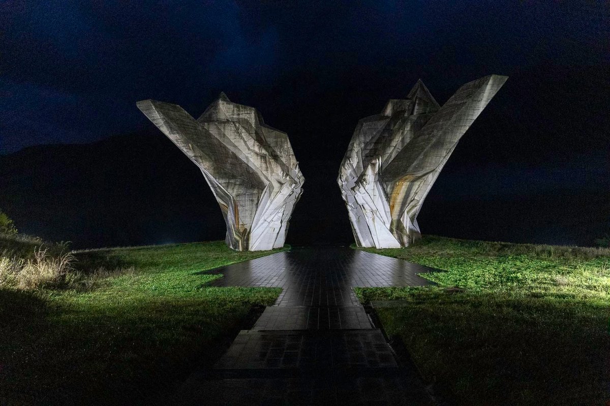 Sutjeska spomenik (BiH) overdag  en By Night. Meer spomeniki op Oostblog.info!