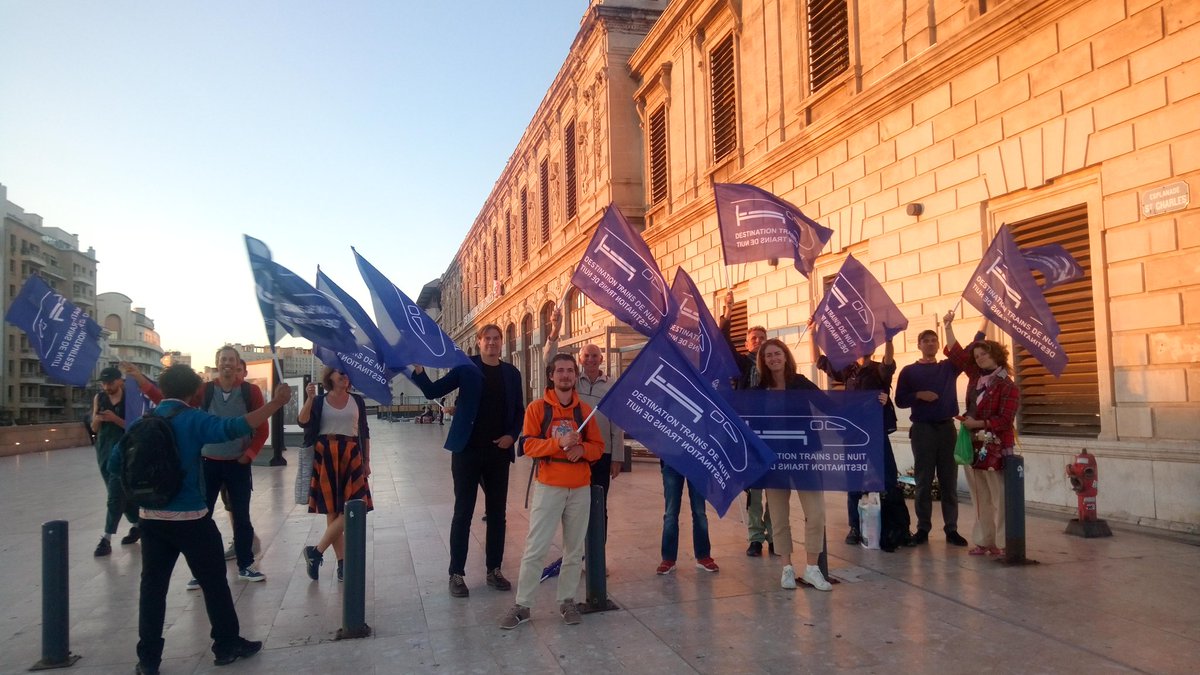 Petit rassemblement pour réclamer plus de trains de nuit vers la Bretagne et l'Europe,  Gare Saint Charles dans le cadre du passage du tour <a href="/alternatiba/">Alternatiba</a> dans la cité phocéenne.

@AlternatibaMar
#Marseille