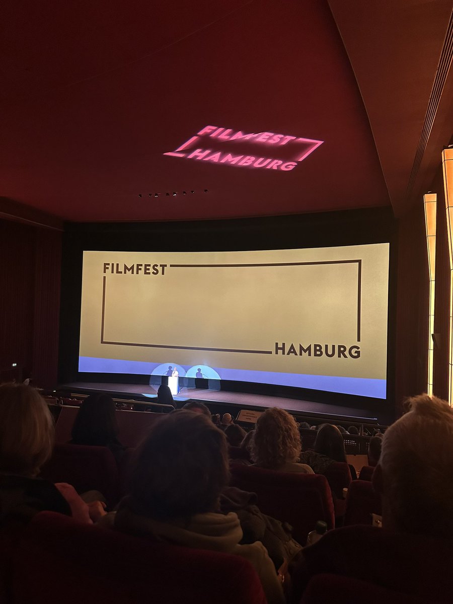 rxmanius's tweet photo. #NowWatching German premiere of #TheRoomNextDoor at #FFH24 (final film)
The Film premiered at #Venice and won the golden Lion.
#NYFF62 #LFF #NYFF #TildaSwinton #JulianneMoore https://t.co/6FNp2V5sIi