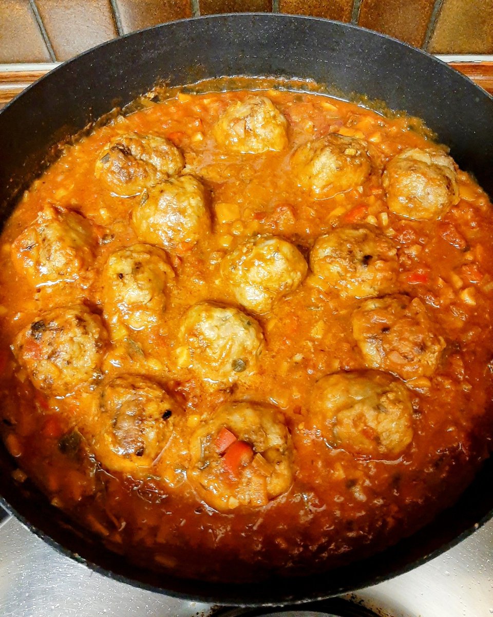 FlyingFlying62's tweet photo. Tarde de sábado de cocina, #albóndigas con tomate y patatas fritas. Si os apetece, venirse. El vino, #Sela #RiberaDelDuero #BodegasRoda https://t.co/SnovgbU0Jy