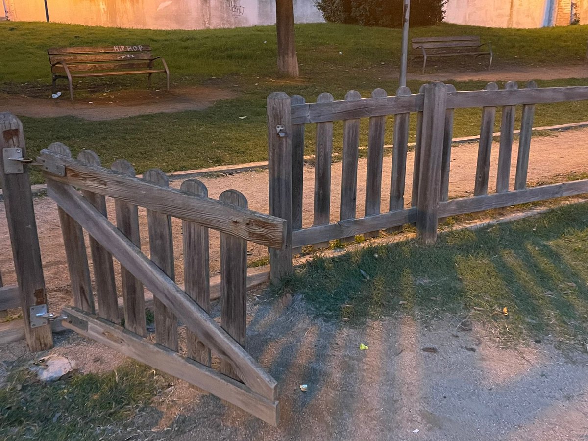 Eneoerre's tweet photo. La pena que fa el parc un mes després, ja és indescriptible. Vergonyeta, de veritat. @ajsantceloni espero que hi poseu remei aviat. https://t.co/Kg066S05ra