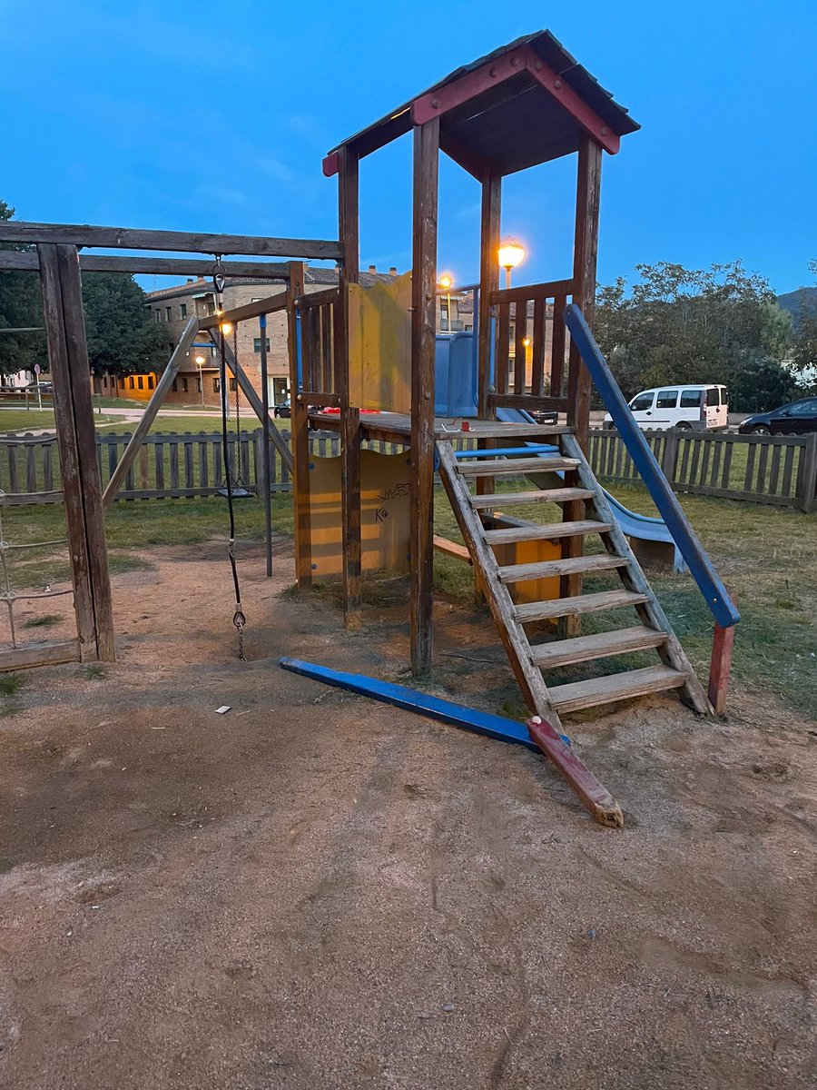 Eneoerre's tweet photo. La pena que fa el parc un mes després, ja és indescriptible. Vergonyeta, de veritat. @ajsantceloni espero que hi poseu remei aviat. https://t.co/Kg066S05ra