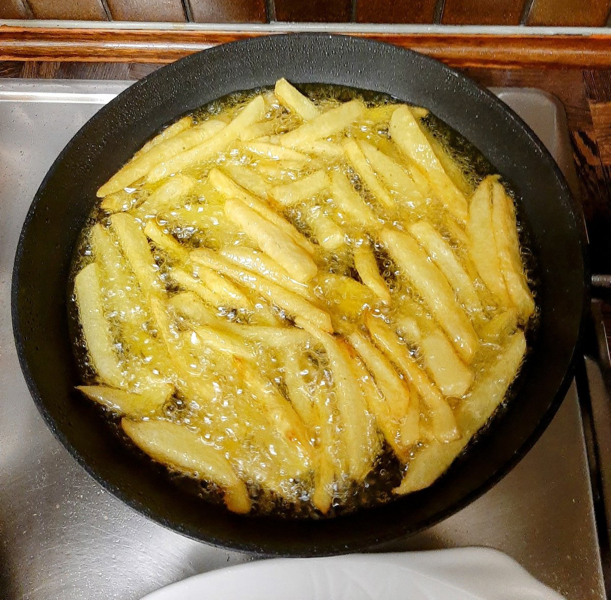 FlyingFlying62's tweet photo. Tarde de sábado de cocina, #albóndigas con tomate y patatas fritas. Si os apetece, venirse. El vino, #Sela #RiberaDelDuero #BodegasRoda https://t.co/SnovgbU0Jy