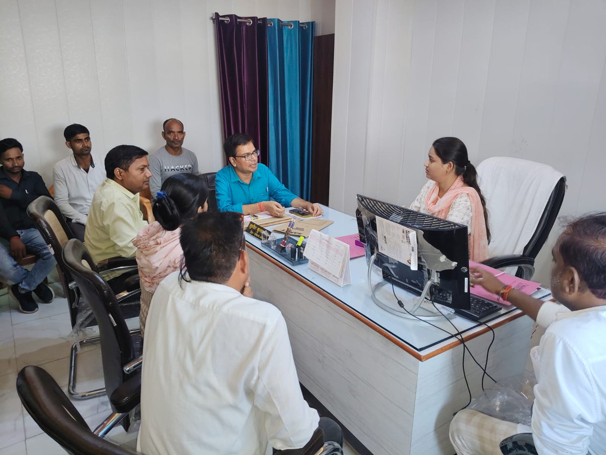 akritig31's tweet photo. @UPMahilaKalyan द्वारा अंतराष्ट्रीय बालिका दिवस के अवसर पर 10 दिवसीय समारोह के अयोजन में तीसरे दिन @ActionAidIndia टीम द्वारा बलरामपुर के विभिन्न ब्लॉकों में  "एक दिन की जिलाधिकारी"- बालिकाओं द्वारा सांकेतिक भूमिका निर्वाहन का आयोजन किया गया |
@BalrampurDm @dpobalrampurup https://t.co/MGdQvEPKkE
