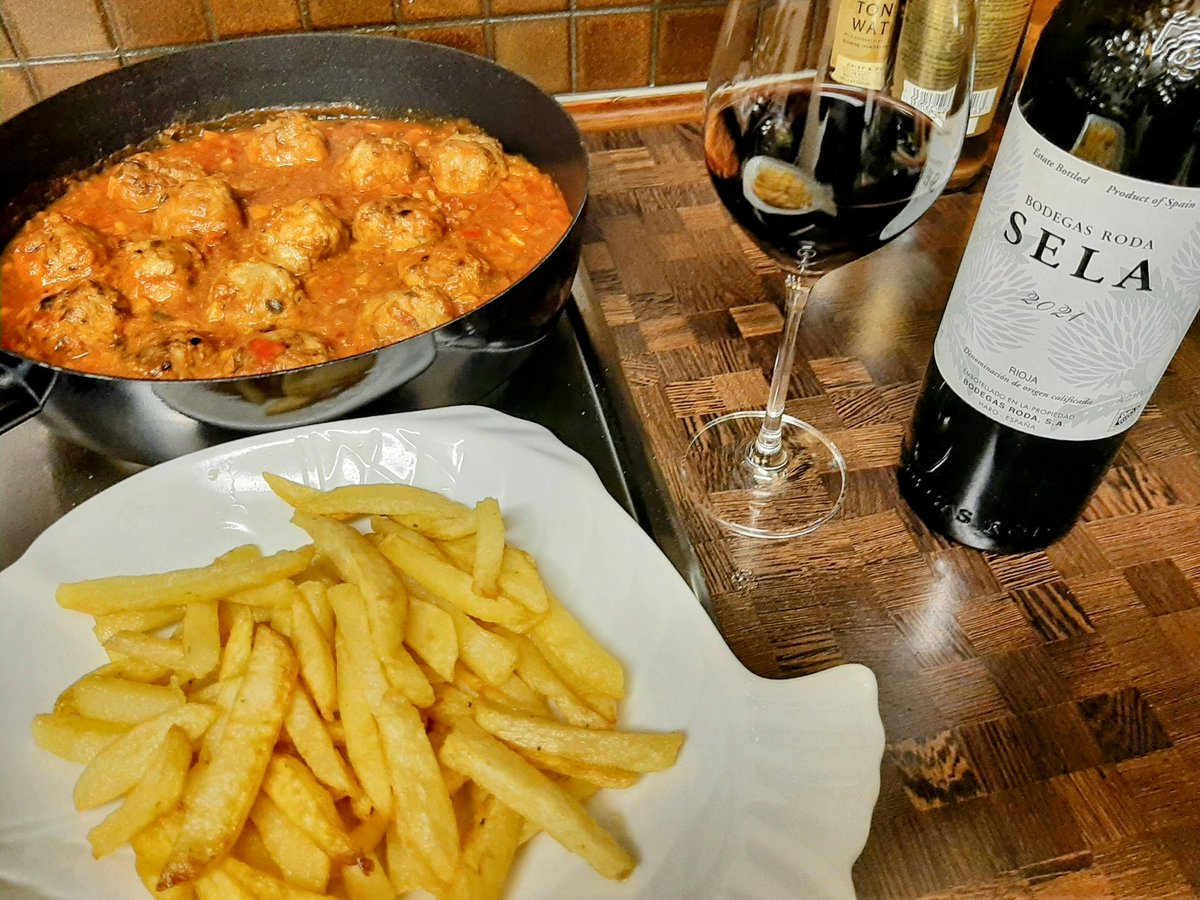 FlyingFlying62's tweet photo. Tarde de sábado de cocina, #albóndigas con tomate y patatas fritas. Si os apetece, venirse. El vino, #Sela #RiberaDelDuero #BodegasRoda https://t.co/SnovgbU0Jy