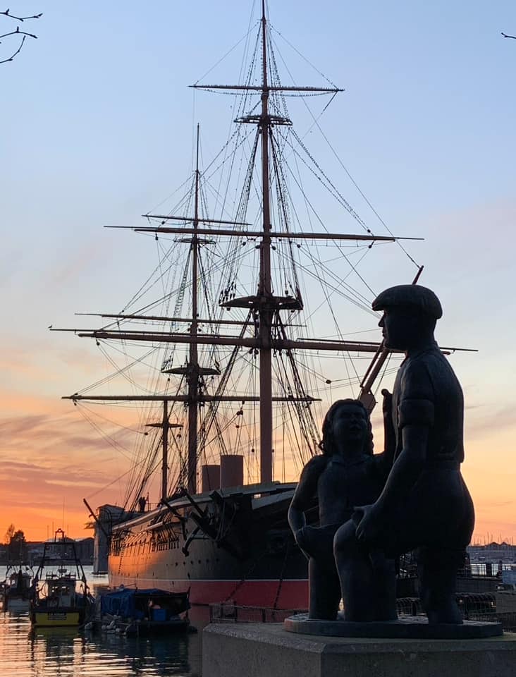 PHDockyard's tweet photo. ⚓ HMS Warrior
📸 Captured in this beautiful photograph by follower Catherine Potter.
#HMSWarrior #SunsetPic #Sunset #ShipPic #PortsmouthHistoricDockyard #HistoricShips
*Do not reproduce without the photographers permission. https://t.co/annTsHgD4i