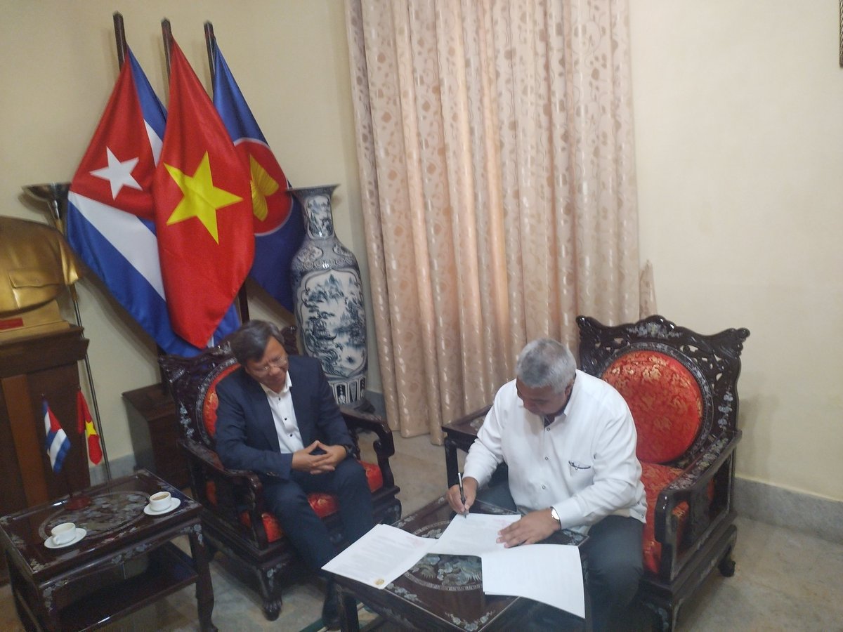 DrulletIsmael's tweet photo. Como muestra de las excelentes e históricas relaciones de solidaridad y cooperación de la #CTC🇨🇺 y #VGCL🇻🇳, el embjador de 🇻🇳 en 🇨🇺 entregó al S/G de la #CTC, 45 mil Euros donado por la hermana org. sind. vietnamita en apoyo al #22CongresoCTC.
@UlisesGuilarte
@CubaCentral https://t.co/8u6CkvYuOm