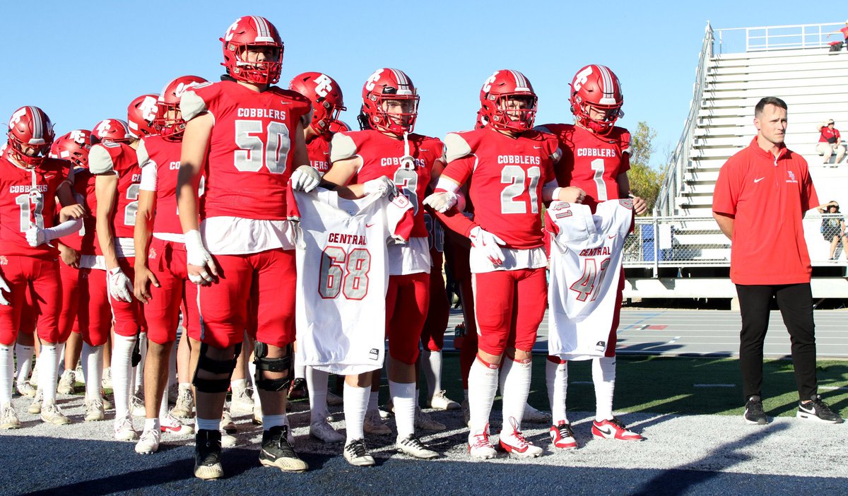RiddellRepSD's tweet photo. This has been a nightmare of a week for our team, school, and community. To see our team handle it all, come together, and play 4 quarters and find a way to win was truly inspiring. We are blessed to work with these kids, they inspire us everyday. 

RIP Marquise, we love you man https://t.co/hPgoqkOgEr
