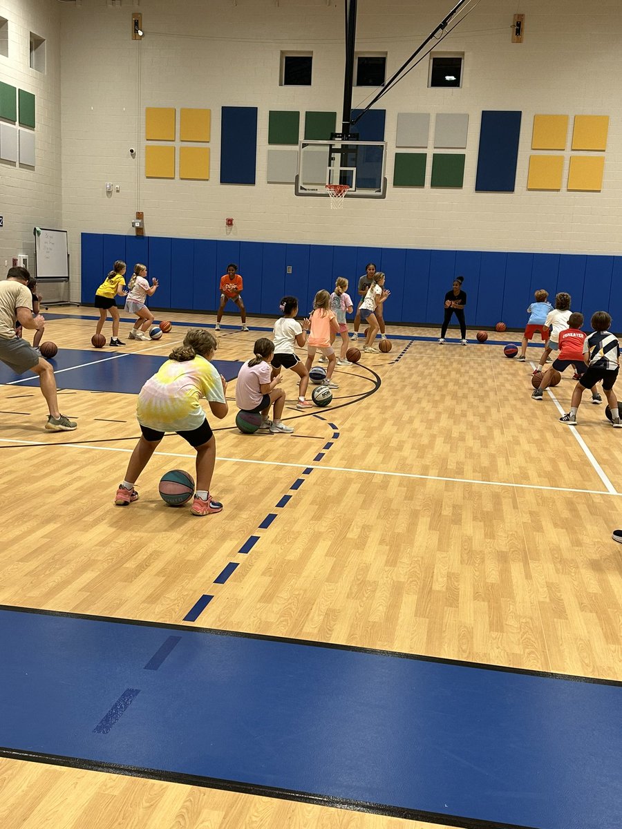 Our girls had a BLAST last night helping out at the Gordon Association Basketball Clinic! We love helping develop the next generation of Chiefs! 🧡💯🏀

#ChiefPride #rvaW <a href="/GordonPatriots/">Gordon Patriots</a>