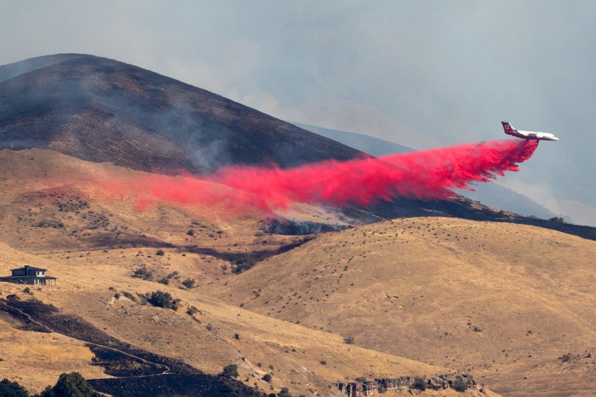 BoiSpotter's tweet photo. Line Drops on the #valleyfire yesterday east of Boise. 
@KTVB 
@CBS2Boise https://t.co/HOFX9TMRjN