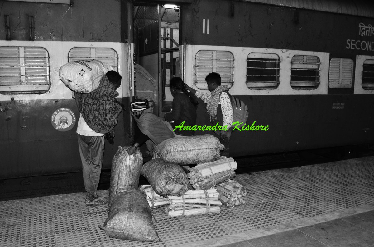 This image from #Kesinga Railway Station, #Kalahandi, shows passengers carrying bundles of firewood. The #Kondh Kutia tribe still relies on firewood, missing out on #Ujjwala benefits due to poor outreach and administrative neglect-- #deforestation  continues unchecked.